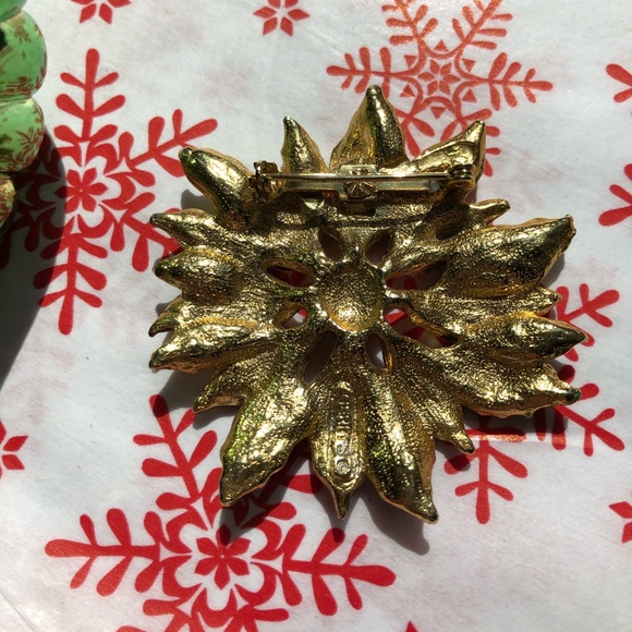 Vintage Gerry’s Christmas Holiday Metallic Red Green Gold Poinsettia Brooch Pin - Picture 3 of 4